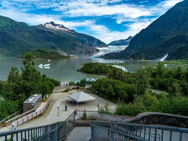 Vista del Glaciar Mendenhall, el lago y los senderos para caminar desde un mirador.