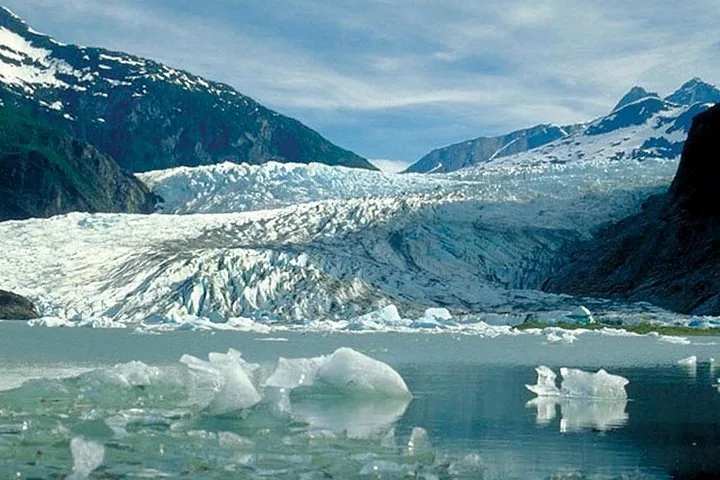 Icebergs flotando en el lago frente al Glaciar Mendenhall y las montañas.